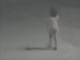 道路の真ん中で消えゆく少女の幽霊を防犯カメラが捉えていた!?=メキシコ