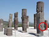 「神々が持つハンドバッグ」古代の壁画に残る"現代的アクセサリー"?の正体とは