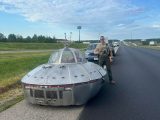 ロズウェルに向かって“走って”いた「空飛ぶ円盤」、高速道路で警察に検挙される