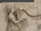 古代ギリシアに「ノートパソコン」?!紀元前100年の彫刻に描かれたものの正体とは