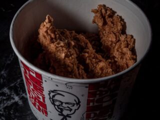 移動は装甲車！？KFC（ケンタッキーフライドチキン）の”秘密のレシピ”伝説！