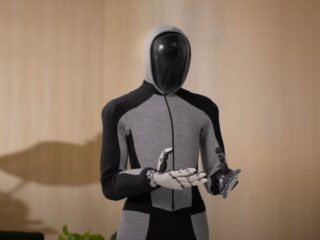 未来型ロボットパートナー！？最新ロボット『NEO Beta』は家庭のアシスタントとなり得るのか