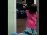 幽霊に“引っ張られる”少女の動画が撮影される!=タイ