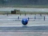 地面スレスレに浮かぶ球体UFOの画像が話題!正体は風船か、それとも…
