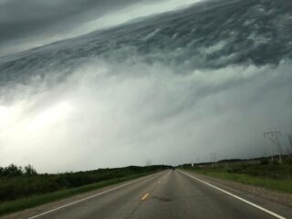 空に浮かぶ“荒れ狂う海”！？ 衝撃的な雲の画像が話題に！