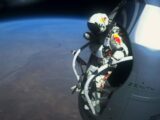 宇宙から時速1300キロで地球に落下！極限のスカイダイビングを成功させた男の挑戦