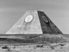 砂漠にそびえ立つ謎のピラミッドの正体とは！？ただの廃墟か、それとも…
