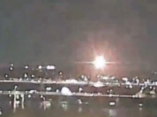 ワシントンD.C.近郊で旅客機と軍用ヘリが衝突、ポトマック川に墜落