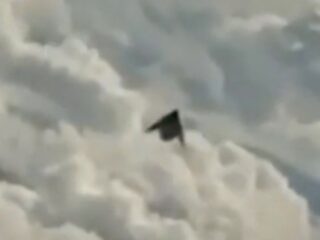 パイロットが「黒い三角形のUFO」を鮮明に撮影！極秘軍用機“TR-3B”か！？