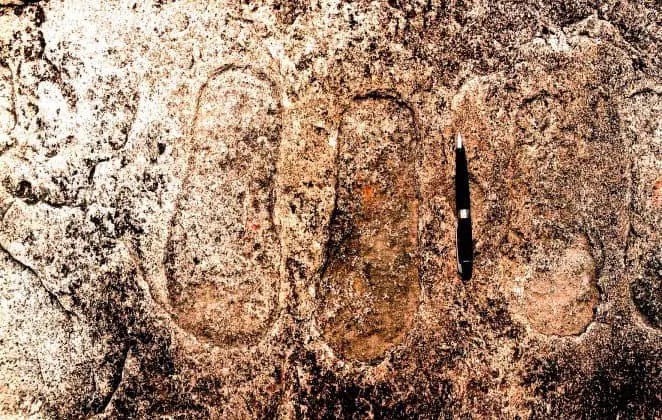 岩に刻まれた謎の足跡は“天空の神々＝古代宇宙飛行士”の証拠か！？の画像1