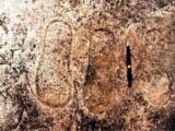 岩に刻まれた謎の足跡は“天空の神々=古代宇宙飛行士”の証拠か!?