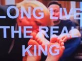 「本物の王に万歳」“トランプ大統領がマスク氏の足を吸う”不快なAI動画が流出!米政府機関のテレビがハッキングされ…