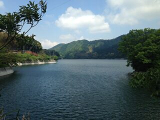 北九州最恐の心霊スポット・皿倉山「河内貯水池」に突撃！ 写真がモノクロ化、発光体、女の顔… 多発する心霊現象の謎