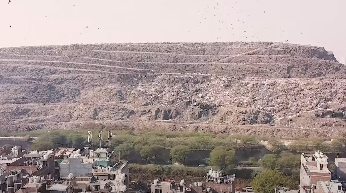 高さ70m、インドの“ゴミの山”がヤバすぎる・・・住民と環境を蝕む「ガジプール埋立地」の画像1