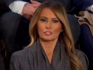 メラニア夫人の異変？トランプ大統領のスピーチ中に見せた「あるサイン」にファンが心配