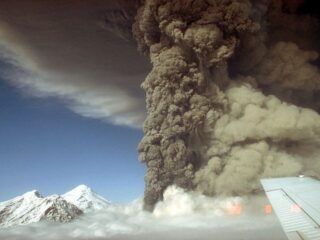 巨大火山が数週間以内に大規模噴火の可能性か＝アラスカ