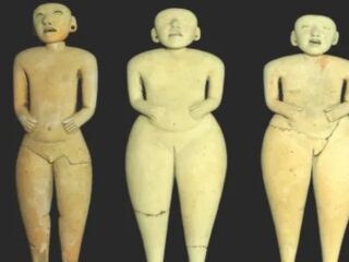 2400年前のめちゃくちゃ“何とも言えない表情”をした人形が見つかる