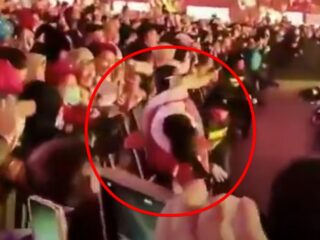 【動画】お祭りでヒューマノイドロボットが暴走して観客に襲いかかる！？会場が騒然・・・中国