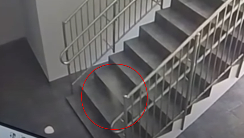 監視カメラに映ったのは「元生徒の霊」なのか?階段に漂う白い影…ロシアの学校で捉えられた“不気味な映像”の画像1