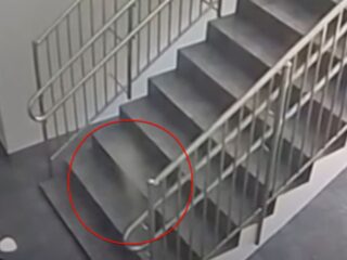 監視カメラに映ったのは「元生徒の霊」なのか？階段に漂う白い影…ロシアの学校で捉えられた“不気味な映像”