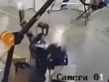 人型ロボット、訓練中に突如暴走！作業員に襲いかかる戦慄の瞬間…衝撃映像が拡散