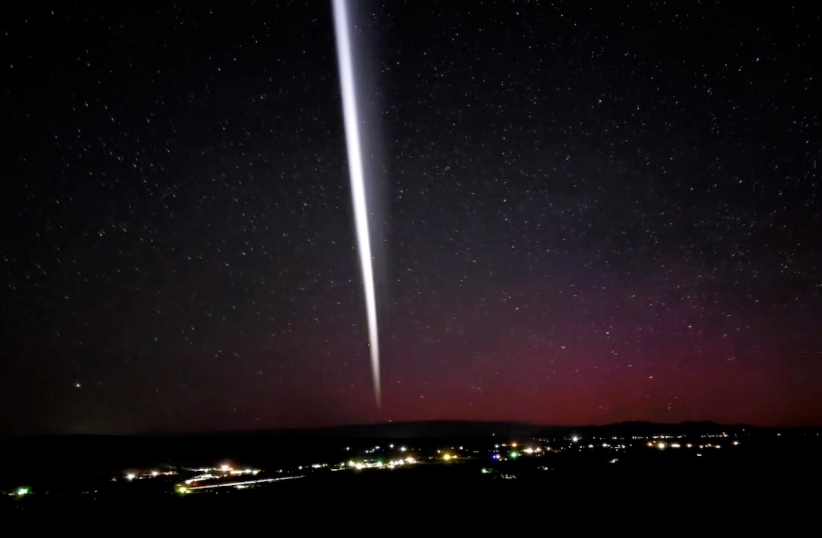 目撃者多数!夜空を切り裂いた「超高速の謎の光線」SNSで憶測の嵐!の画像1