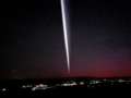 目撃者多数！夜空を切り裂いた「超高速の謎の光線」SNSで憶測の嵐！