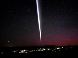 目撃者多数！夜空を切り裂いた「超高速の謎の光線」SNSで憶測の嵐！