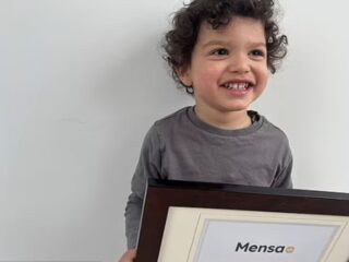 史上最年少！“2歳でメンサ会員”に… 1歳で読書を開始した超天才児の“規格外”な成長と探究心