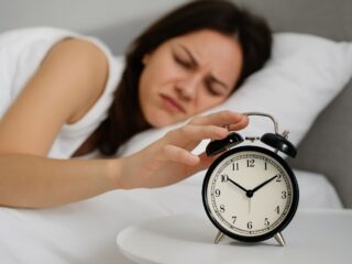 スヌーズは逆効果？「あと5分」が脳に与える意外な影響とは