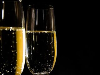 【驚愕】シャンパンが“突然死”を防ぐ!? 経済学者の後悔はガチだったのか…研究が暴く健康効果と落とし穴