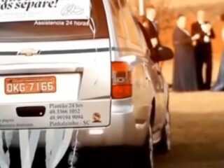 結婚式場に霊柩車で… 葬儀屋に恋した女性、2年間の「お悔やみ行脚」の末ついにゴールイン！