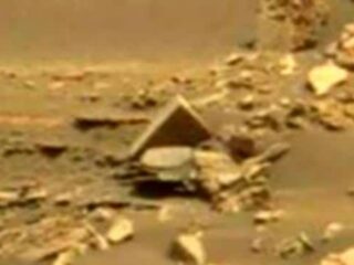これは“ただの岩”なのか？火星で発見された不自然すぎる物体、古代文明の痕跡か！？