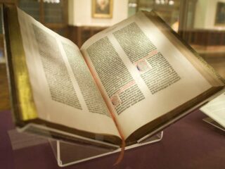 【聖書ミステリー】AIが解読！？旧約聖書に潜む“3人の異なる特徴” ― 契約の箱、天地創造… 作者は誰だ？