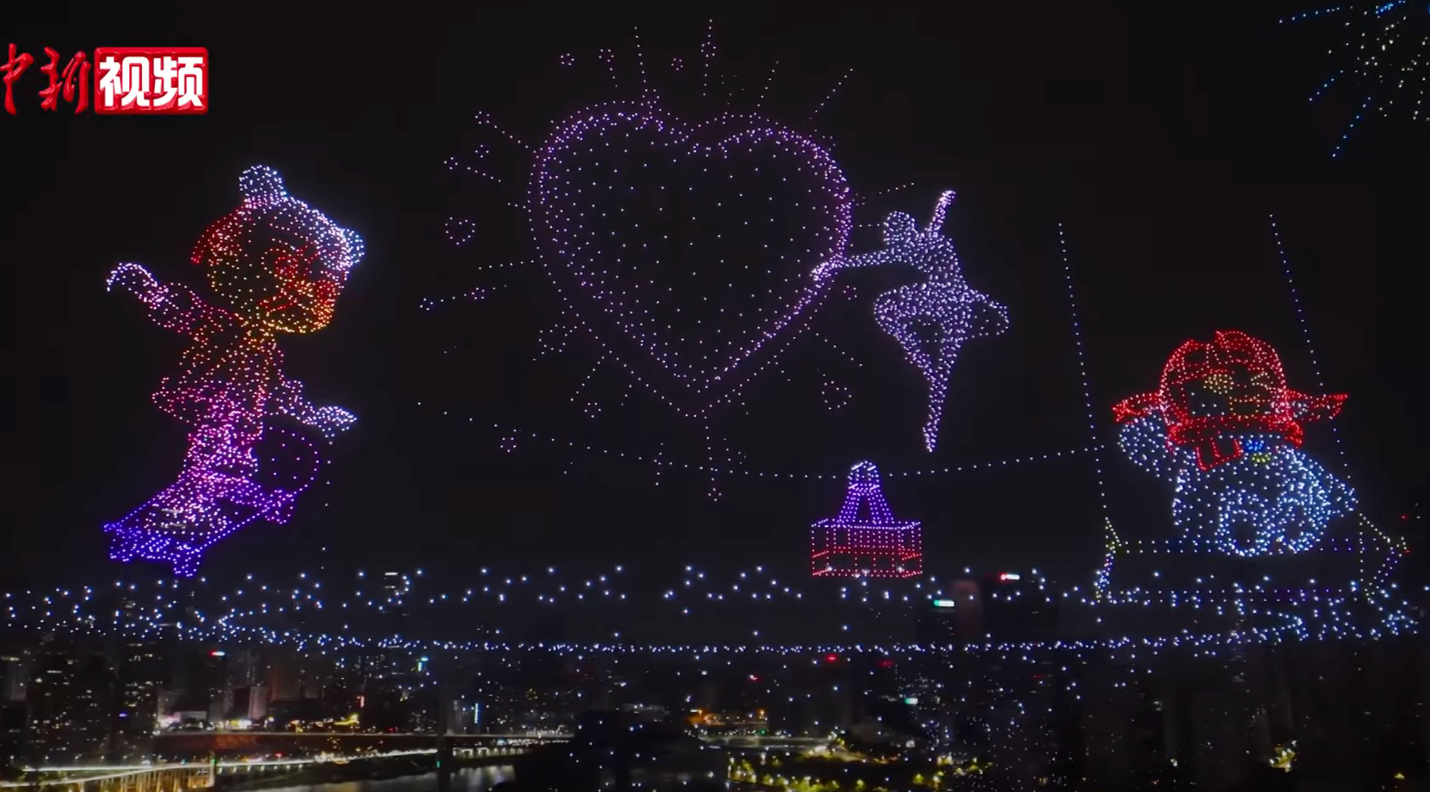 夜空が“生きたディスプレイ”に変わった日。1万機超のドローンが描いた、中国の圧倒的技術力と未来の画像1