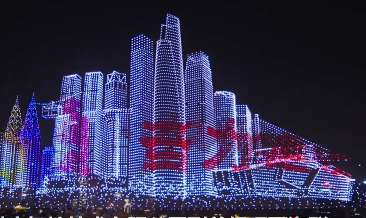 夜空が“生きたディスプレイ”に変わった日。1万機超のドローンが描いた、中国の圧倒的技術力と未来の画像2