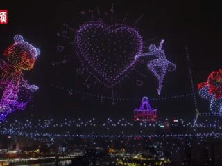 夜空が“生きたディスプレイ”に変わった日。1万機超のドローンが描いた、中国の圧倒的技術力と未来