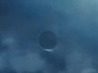 【衝撃映像】米軍が隠蔽してきた「空飛ぶ円盤」の映像がリーク！物理法則を無視する動き