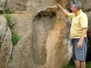 2億年前の花崗岩に“長さ1.2mの巨大な足跡”！？巨人はやはり実在したのか？