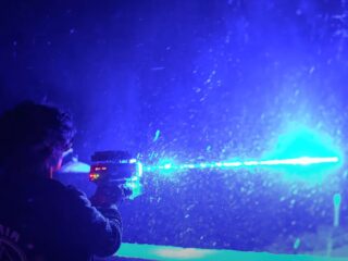 YouTuberが“兵器級”レーザーガンを自作！法律上限の「5万倍」直視すれば即失明の破壊光線