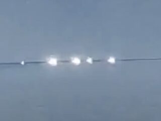 湖面に踊る無数の光、正体はUFOか、怪獣か… アルゼンチンの湖で起きた怪事件