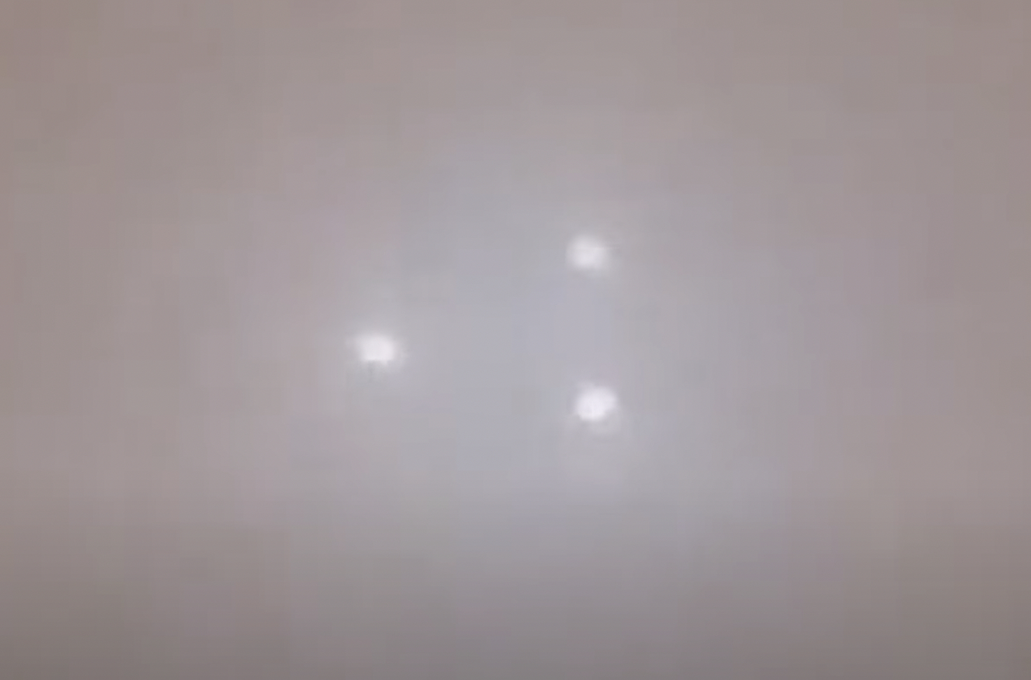 謎の「動かない三角形UFO」に騒然!夜空に浮かぶ謎の3点光…エイリアン襲来か、極秘兵器か?それとも…=カナダ・トロントの画像1