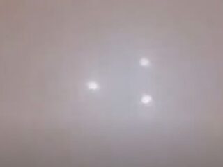 謎の「動かない三角形UFO」に騒然！夜空に浮かぶ謎の3点光…エイリアン襲来か、極秘兵器か？それとも…＝カナダ・トロント
