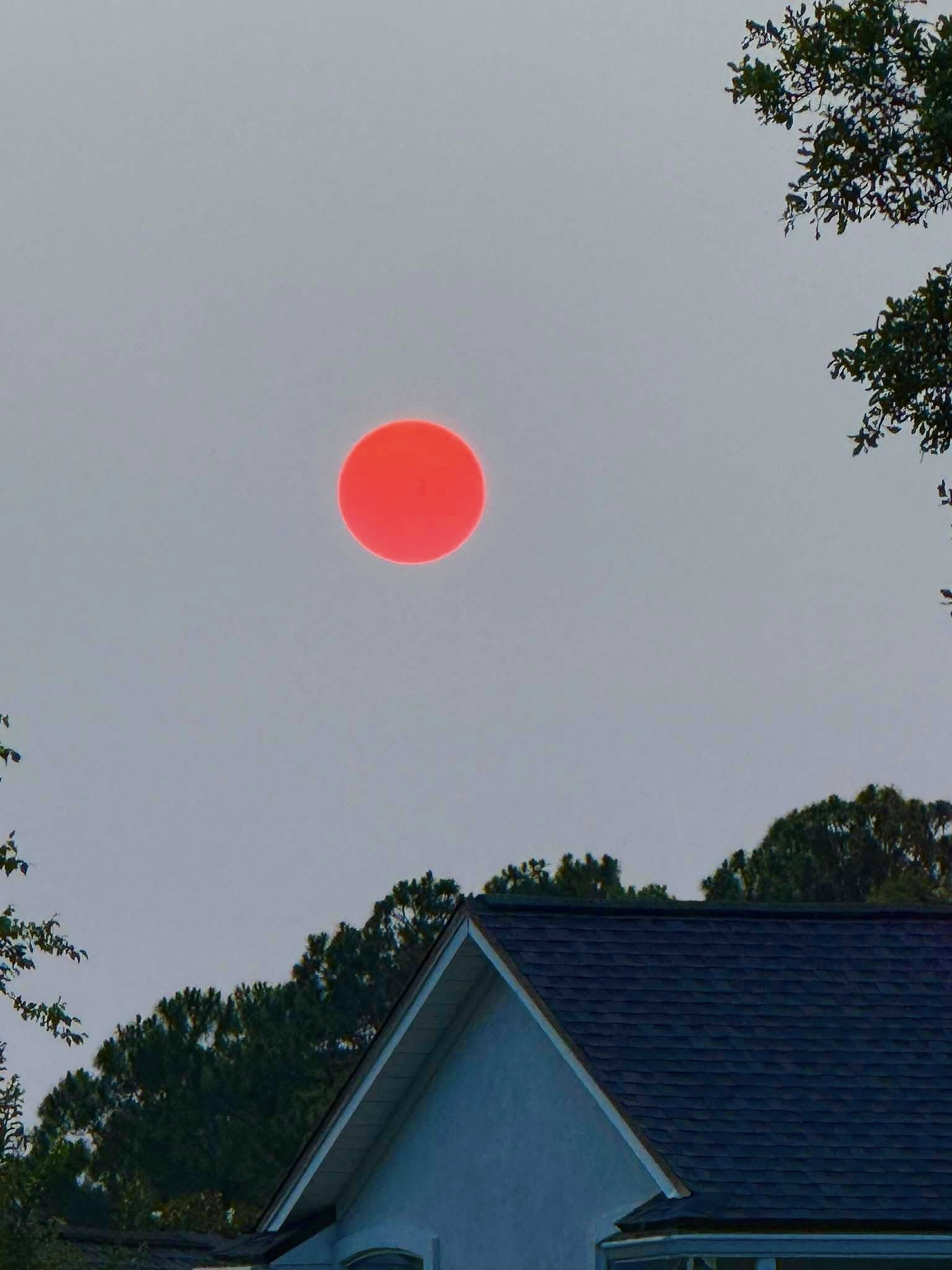 “オレンジすぎる太陽”出現!?「シミュレーション世界のバグか?」住民パニックの真相とは?の画像1