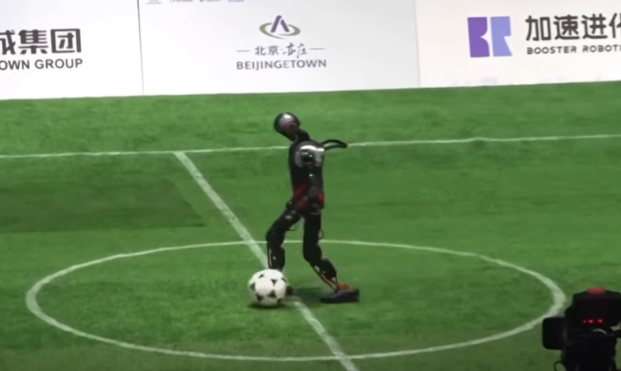 「痛いフリ」はしないが、よく転ぶ!人間よりフェアで面白い(?)ロボットサッカーが爆誕の画像1