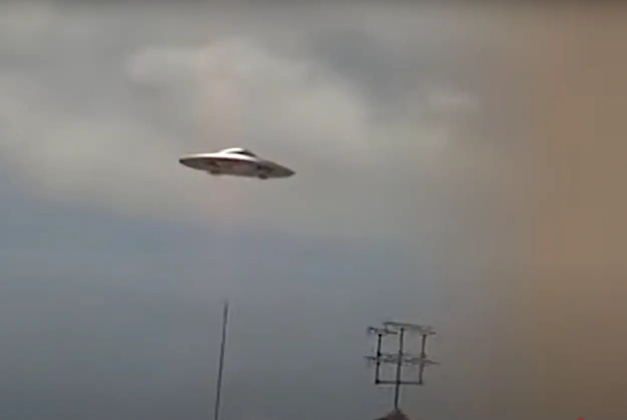 ネットを30年彷徨う“完璧すぎる”円盤映像の謎… 1994年、アゼルバイジャン上空のUFOは本物か？の画像1
