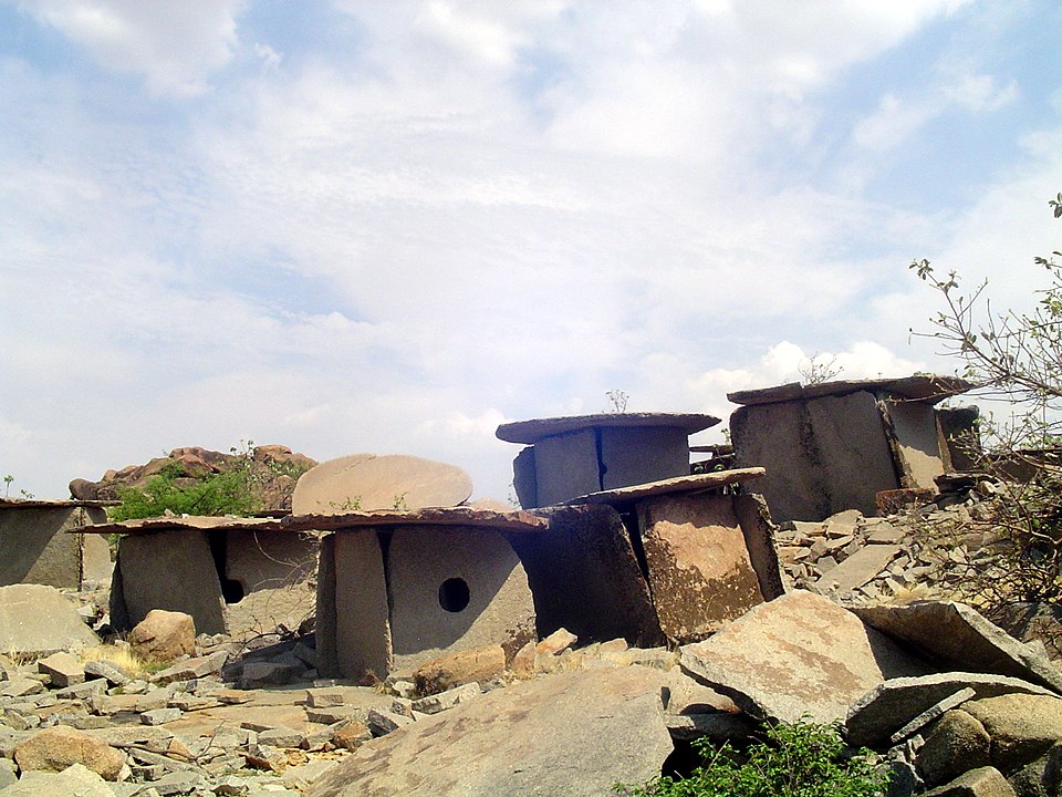 インドの辺境に「小人の村」が実在した？ 1000の石の家を建てた“失われた種族”の正体とは？の画像1