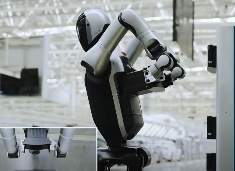 “自分でバッテリーを交換”するロボットが誕生!人間が不要になる時代の幕開けなのか…?の画像1