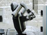 “自分でバッテリーを交換”するロボットが誕生!人間が不要になる時代の幕開けなのか…?