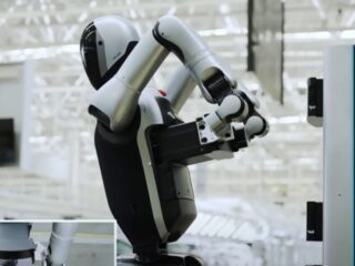 “自分でバッテリーを交換”するロボットが誕生！人間が不要になる時代の幕開けなのか…？